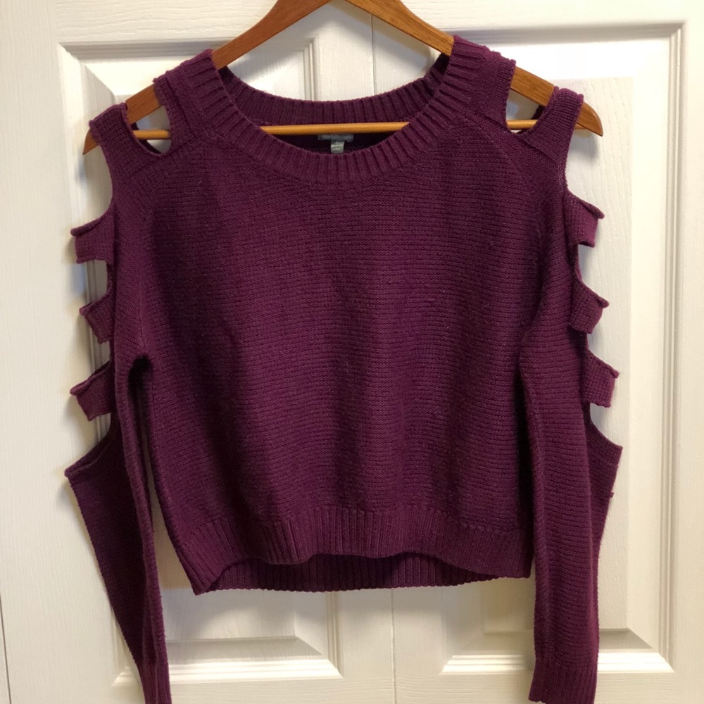 Cut shoulder+upper arm sleeve crop sweater